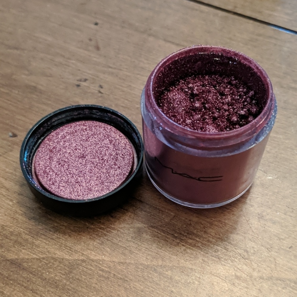 MAC ♨️RARE♨️ RUBY RED LOOSE PIGMENT